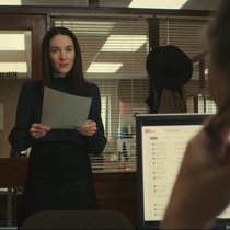 Der Sparkurs der Zeitung macht aus Elvira Clancy (Siobhán Cullens) eine Serienkillerin.