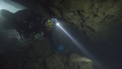Ein Taucher auf Rettungsmission in einer Unterwasserhöhle.