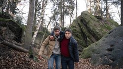 Welcher mordlüsterne Psycho hat es auf die Brüder Roman und Albert abgesehen?