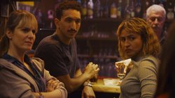 Ein Drink nach der Schicht: Charlie, Karim und Maddie (v.l.).