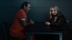 Melissa (Annaleigh Ashford) kann ihrem Vater (Dennis Quaid) nicht mehr in die Augen sehen.