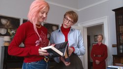 Mutter (Rampling, r.) lädt ihre zwei Töchter (Krieps & Blanchett) zum Tee.