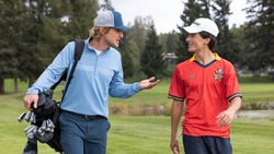 Pryce Cahill (Owen Wilson) macht den jungen Golfer Santi (Peter Dager) reif für die Profikarriere.