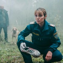 Pia (Julia Koschitz) ahnt nichts Gutes nach dem Fund von Amelies Schuh.