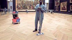 Gut getarnt: Meisterdieb Assane (Omar Sy) «recherchiert» im Louvre.