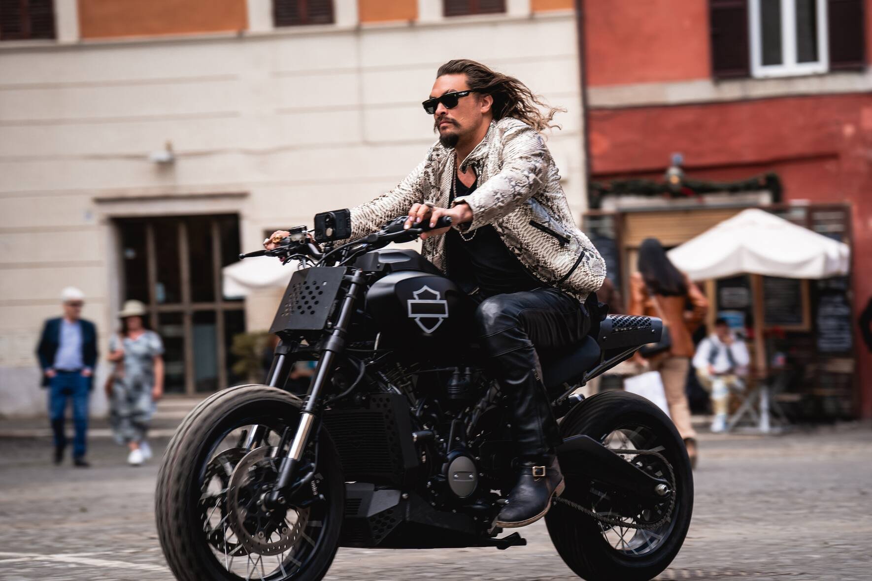 Dom (Vin Diesel; oberes Bild) im Duell gegen Dante (Jason Momoa) in «Fast & Furious X».