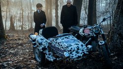 Familienbande: Wednesday Addams (Jenna Ortega) und ihr Onkel Fester (Fred Armisen).