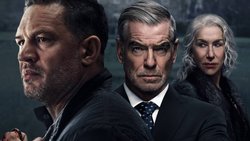 Harry (Tom Hardy, l.) haut die Harrigans raus (Pierce Brosnan, Helen Mirren).