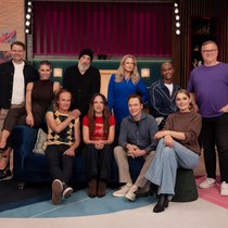 Max Giermann, Michelle Hunziker, Torsten Sträter, Barbara Schöneberger, Teddy Teclebrhan, Elton (hinten, v. l.); Olaf Schubert, Carolin Kebekus, Bully Herbig, Hill (vorne, v. l.). 