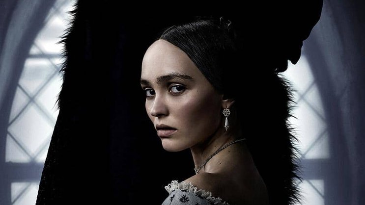 Graf Orlok (Bill Skarsgård) hat ein Auge auf Ellens (Lily-Rose Depp) Hals geworfen.
