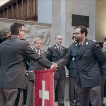 Feierlich: Luka Popadić (r.) wird zum Hauptmann befördert.