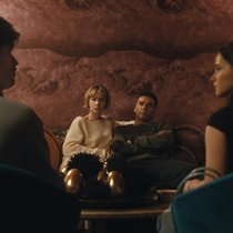 Kolossaler Knatsch: Das Paar Lindsay und Joshua (M.) gerät mit den Angestellten Austin und Ashley aneinander.