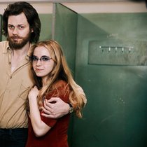 Reihenweise erlagen die Frauen Clarks (Bill Skarsgård) Charme.