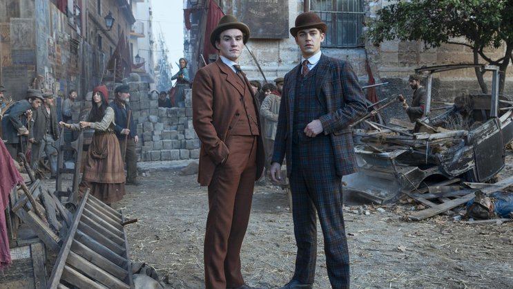 Haben sich angefreundet: James Moriarty (Finn, l.), Sherlock Holmes (Fiennes Tiffin).