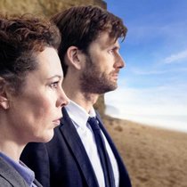 Alec Hardy und Ellie Miller ermitteln vor der mächtigen Kulisse von Broadchurch.