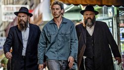 Hank (Butler) gerät an zwei jüdisch-orthodoxe Brutalobrüder.