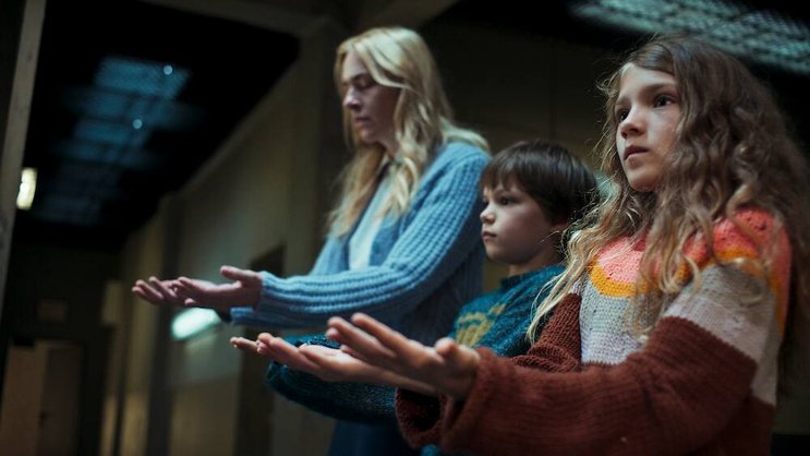 Kim Riedle als Mutter Lena, Sammy Schrein als Jonathan und Naila Schuberth als Hannah in «Liebes Kind».
