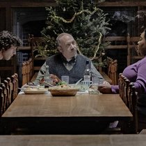 Lehrer Hunham (Giamatti) und Angus (Sessa) essen mit der Köchin.