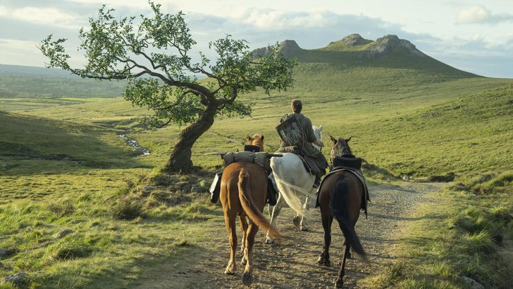 Alles was das Serienherz begehrt: Ein Ritter, drei Pferde und eine einsame Ulme.