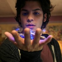 Jaime (Xolo Maridueña) ist der Blue Beetle.