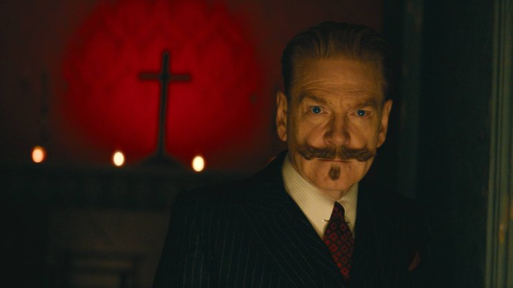 Meisterdetektiv Poirot (Kenneth Branagh) nimmt an einer tödlichen Séance teil.