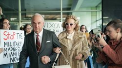Martha Mitchell (Julia Roberts) bringt den ganzen Politskandal ins Rollen – teilweise inszeniert von ihrem Ehemann, Generalstaatsanwalt John Mitchell (Sean Penn).