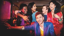 Eine lebensfrohe und kunterbunte Clique: Roscoe (Omari Douglas), Ash (Nathaniel Curtis), Ritchie (Olly Alexander), Colin (Callum Scott Howells), Jill (Lydia West, v.l.).