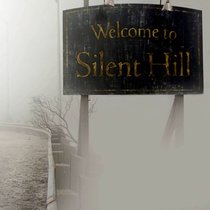 Rose (Radha Mitchell) macht sich in der Videospielverfilmung «Silent Hill» auf die Suche nach ihrer verschwundenen Tochter.