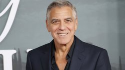 George Clooneys deutsches Lachen wird vorerst von jemand anderem aufgesetzt.