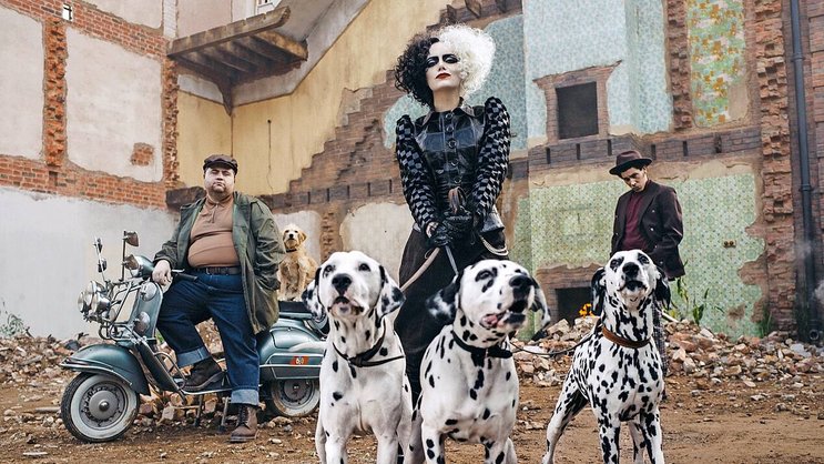 Schwarze und weisse Haare, graue Seele: Emma Stone ist Cruella De Vil. Die Gauner Horace und Jasper stehen Cruella bei ihren kriminellen Aktivitäten bei.