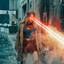 Supergirl (Milly Alcock) ist auch in der Metall­verarbeitung tätig.