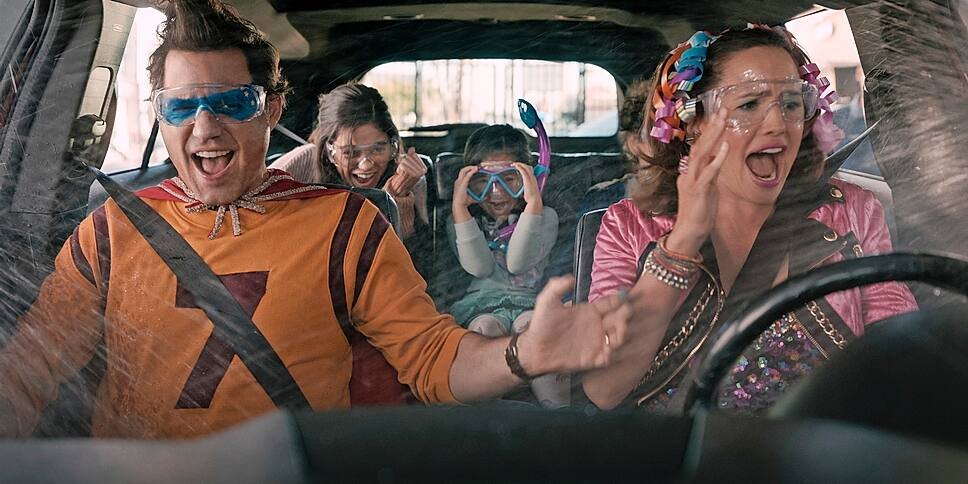 YES DAY (L-R): EDGAR RAMIREZ as CARLOS TORRES, JENNA ORTEGA as KATIE TORRES, EVERLY CARGANILLA as ELLIE TORRES, JULIAN LERNER as NANDO TORRES, JENNIFER GARNER as ALLISON TORRES. NETFLIX Â© 2021