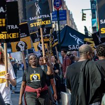 Auch in New York gingen die Schauspieler und Schauspielerinnen auf die Strasse: für mehr Geld und klare Regeln bei KI-Einsatz.