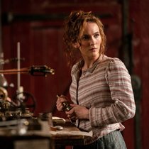 Penance Adair (Ann Skelly) ist eine der ersten «Berührten» und hat ein Faible für Erfindungen.