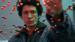 Moritz (Maximilian Mundt) kann gar nicht zählen, wie viele Ecstasy-Pillen er während «How To Sell Drugs Online (Fast)» schon vertickt hat.