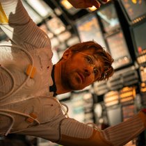 Biologe Grace (Ryan Gosling) findet sich unverhofft allein in einem Raumschiff.
