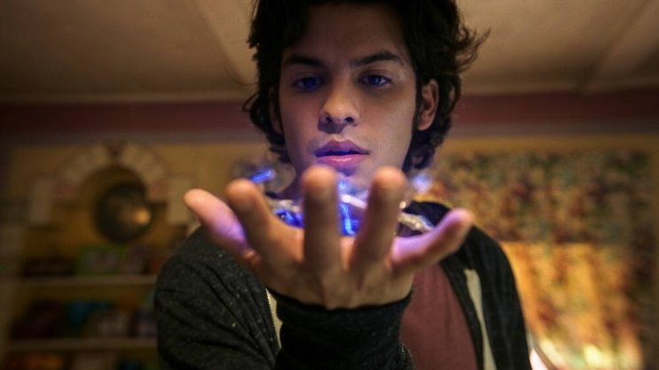 Jaime (Xolo Maridueña) ist der Blue Beetle.