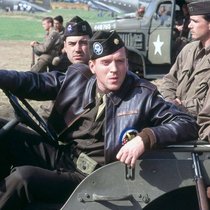Richard D. Winters (Damian Lewis, 2.v.l.) in «Band of Brothers».