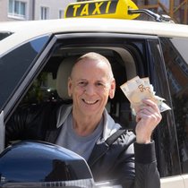 Thomas Hackenberg stellt Ahnungslosen im «Quiz Taxi» knifflige Fragen.