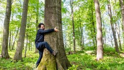 «Waldbaden»: Fahri umarmt den Baum erst zögerlich, danach aber umso herzhafter.