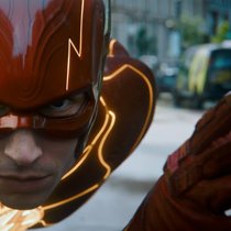Barry «The Flash» Allen (Ezra Miller) kann in der Zeit herumreisen und will den Tod seiner Mutter verhindern.