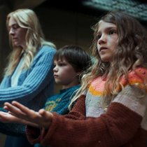 Kim Riedle als Mutter Lena, Sammy Schrein als Jonathan und Naila Schuberth als Hannah in «Liebes Kind».