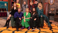 Das wird gruslig! (hintere Reihe stehend, v.l.): Olaf Schubert, Spielleiter Bully Herbig, Mirja Boes, Torsten Sträter; (vorne sitzend, v.l.:) Palina Rojinski, Sasha, Annette Frier, Tom Kaulitz und Bill Kaulitz.