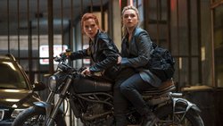 Genossinnen: Natasha (ScarlettJohansson) und Yelena (Florence Pugh) geben Vollgas.