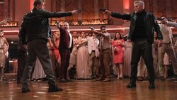 Die beiden Problemlöser (Brad Pitt, l. und George Clooney, r.) haben ihren Kernauftrag wohl etwas aus den Augen verloren.