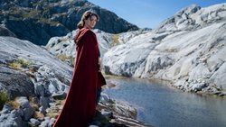 Die Mutter von Theo und Tirharad: Bronwyn (Nazanin Boniadi).