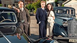 Die Schweiz nach dem Zweiten Weltkrieg: Dimitri Stapfer als Egon Leutenegger, Max Hubacher als Johann Leutenegger und Annina Walt als Klara Leutenegger-Tobler in der Serie «Frieden».