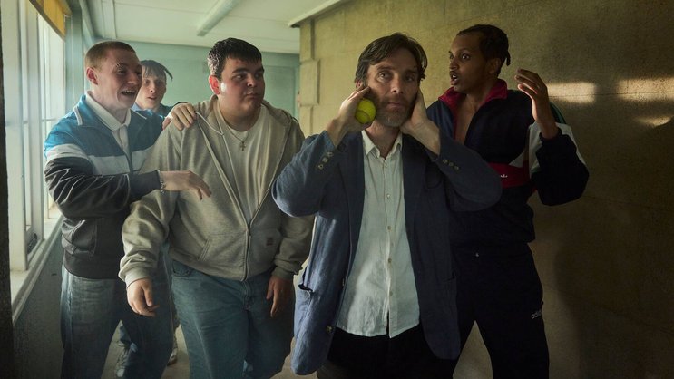 Anstaltsleiter Steve (Cillian Murphy, 2. v. r.) wird wie so oft von seinen Schützlingen belagert.