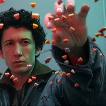 Moritz (Maximilian Mundt) kann gar nicht zählen, wie viele Ecstasy-Pillen er während «How To Sell Drugs Online (Fast)» schon vertickt hat.