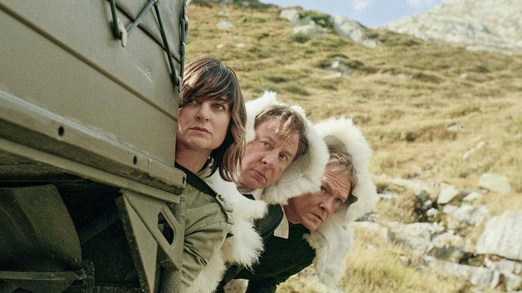 Bundespolizist Egli (Beat Schlatter, M.) und sein Arbeitskollege (Vincent Kucholl) wollen mit Francesca (Catherine Pagani) die Sperre über den Gotthard durchbrechen.